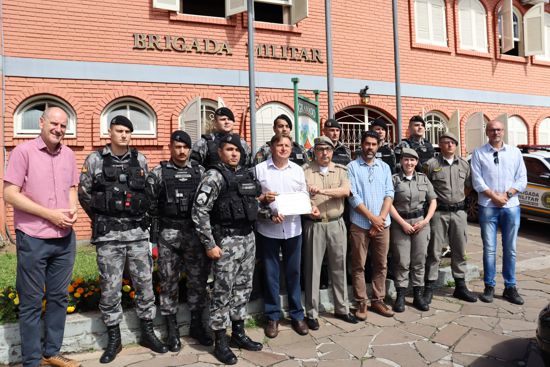 Foto Vereadores entregam Moção de Apoio aos militares que atuaram na noite de Réveillon em Gramado