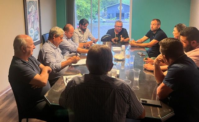 Foto reunião sindtur com prefeito 2023