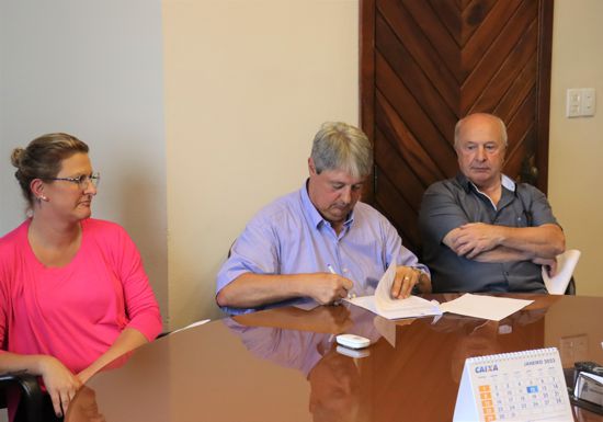 foto assinado obras educação