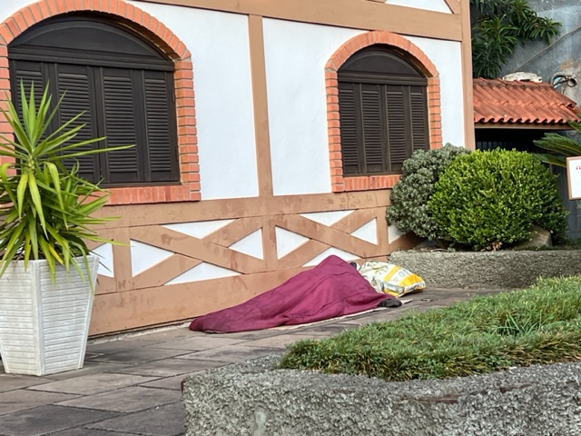 foto uruguaio dormindo no chao