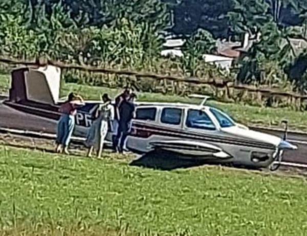 Foto aviao aeroporto canela