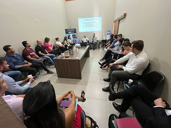 Foto reunião Sindtur com Secretário Adjunto de Turismo.11.04