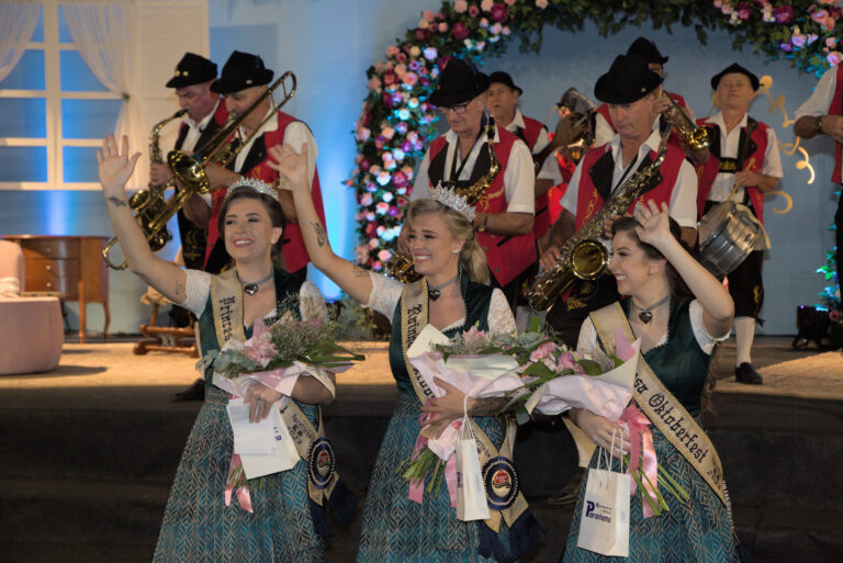 Princesa Jenifer Isamara Müller, Rainha Kádina Correia de Lima Linden e Princesa Sofia Camargo Bischoff (1)