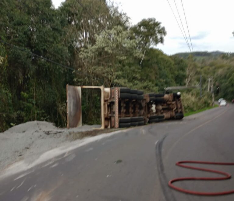 Foto caminhão tomba na Serra Grande