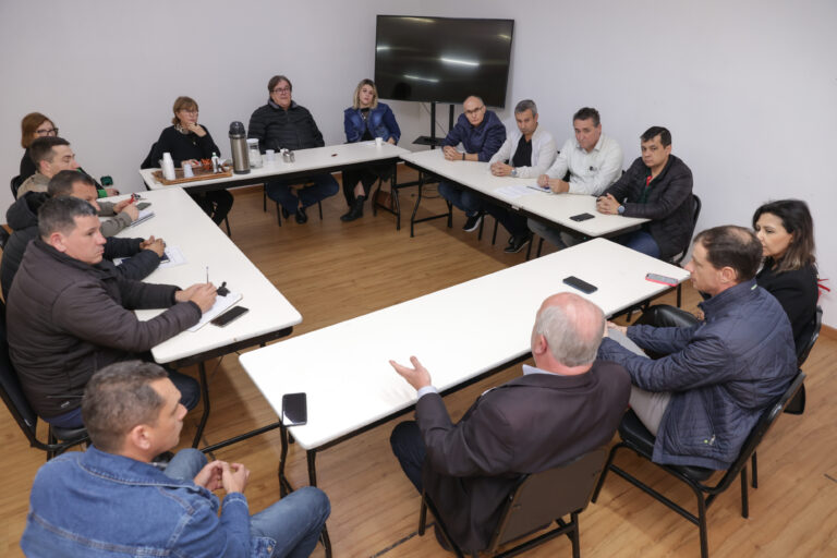 Autoridades de Gramado, do setor de calçados e direção da Merkator reunidas na Secretaria de Turismo de Gramado_Crédito Dinarci Borges