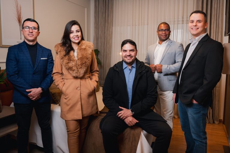 CEO do Laghetto Golden, Ênio Almeida (ao centro) com os diretores regionais Erick Faleiro, Iara Freitas, Jeferson Costa e Mário César (da esquerda para direita)
