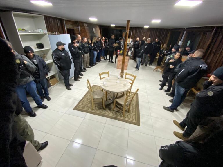 Fot6o policiais cumprem mandatos.15.09