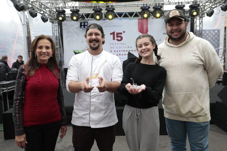 Valentina e Thomas com o presidente da Abrasel Marcelo Wazlawick e presidente da Gramadotur Rosa Helena Volk - créditos Cleiton Thiele