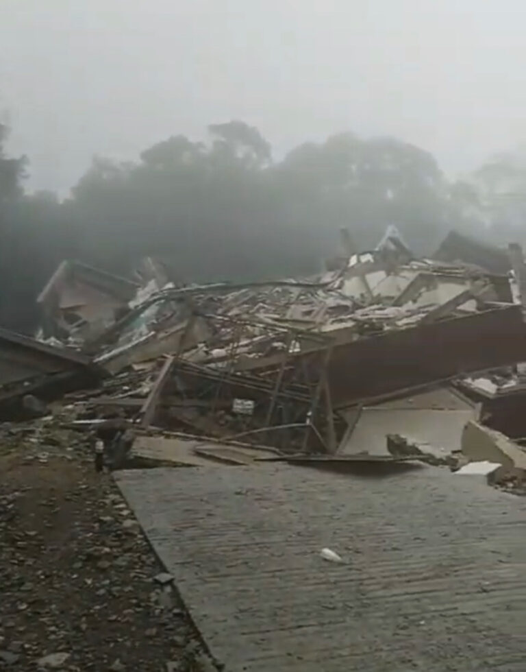 Foto predio caiu ruinas