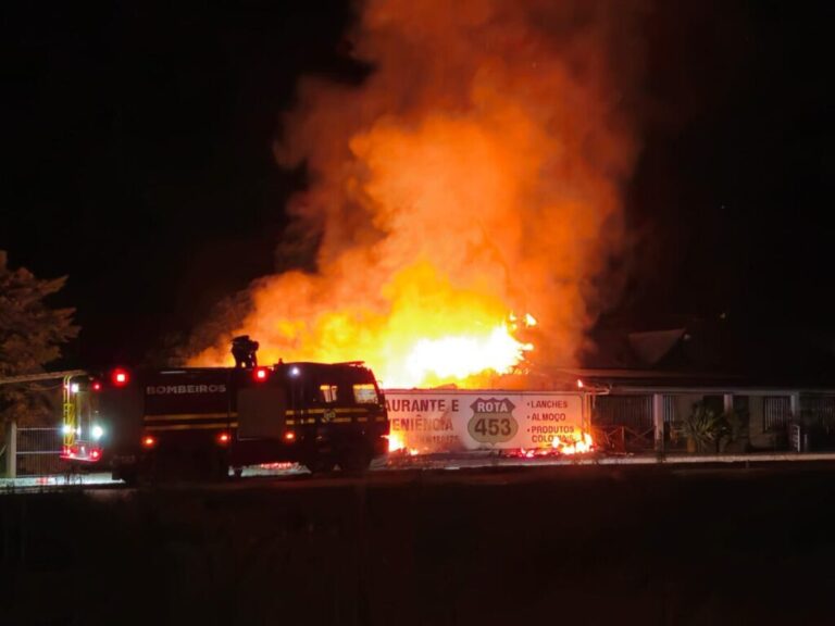 Foto incendio restaurante rota do sol