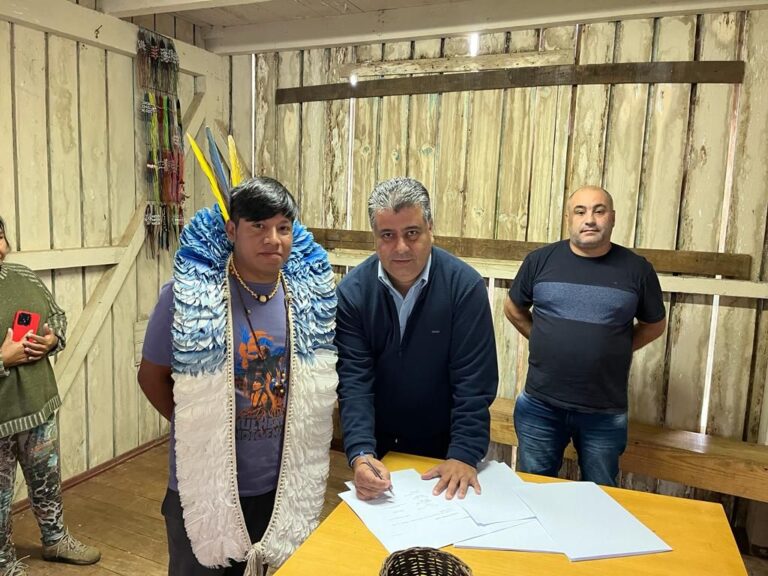 Foto acordo Canela e indios (1)