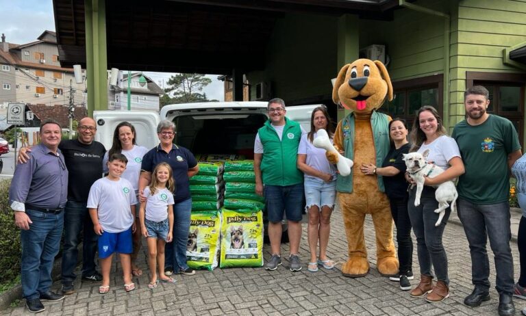 Foto entrega ração clubes de serviço