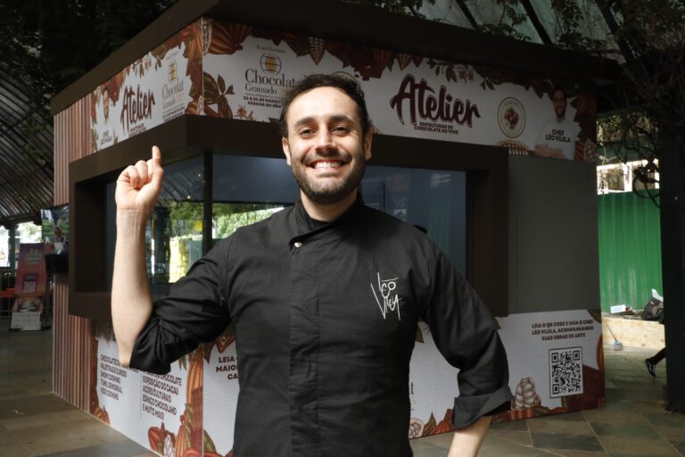 Foto Chef produz escultura de chocolate ao vivo na 9ª Páscoa em Gramado