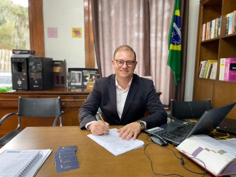 Foto Joel assinando projeto