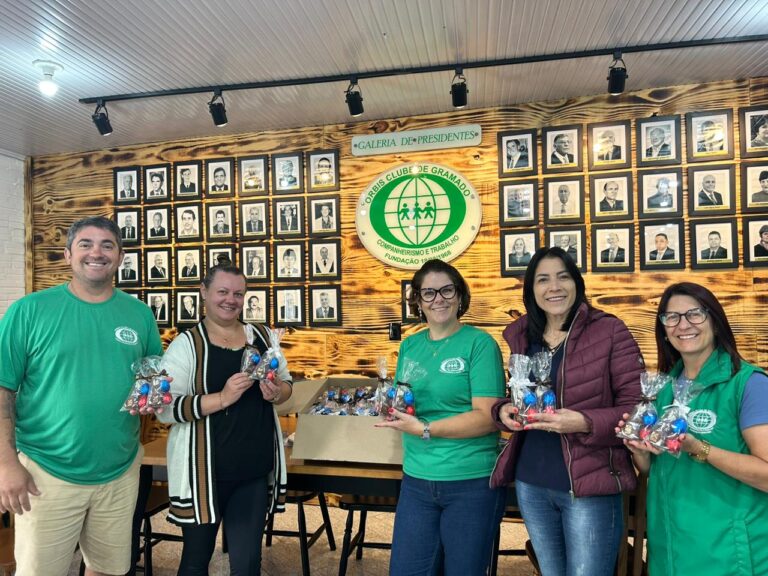 Foto Orbis entrega de kits d e pascoa