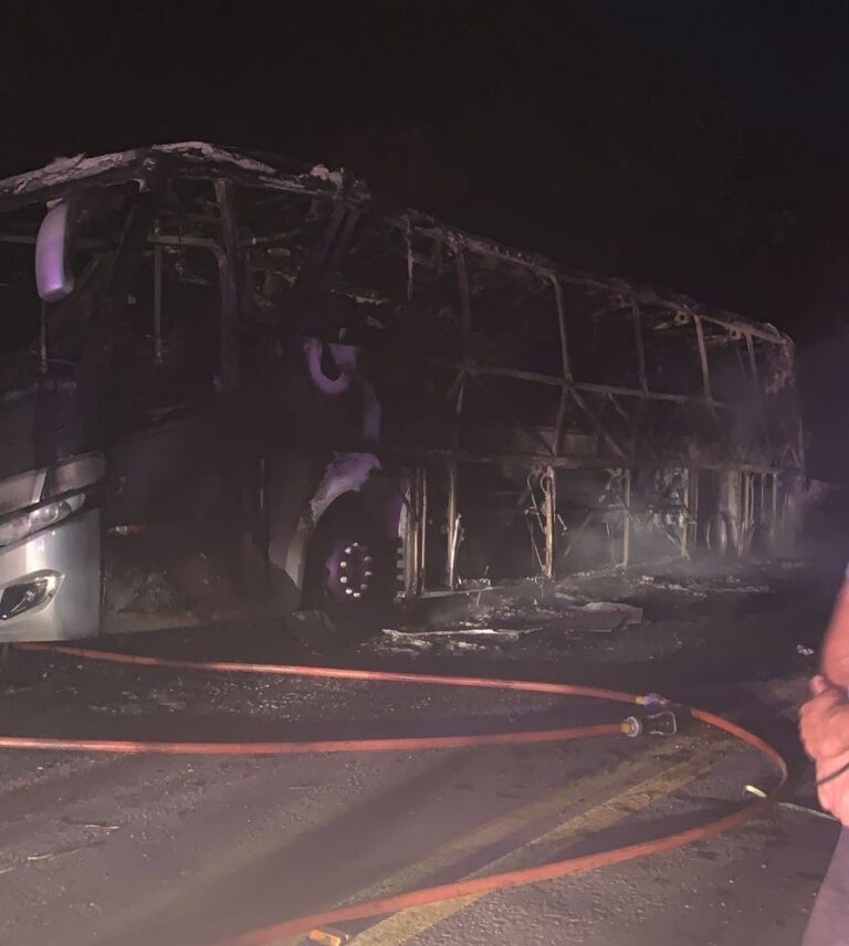 Foto onibus incendeia