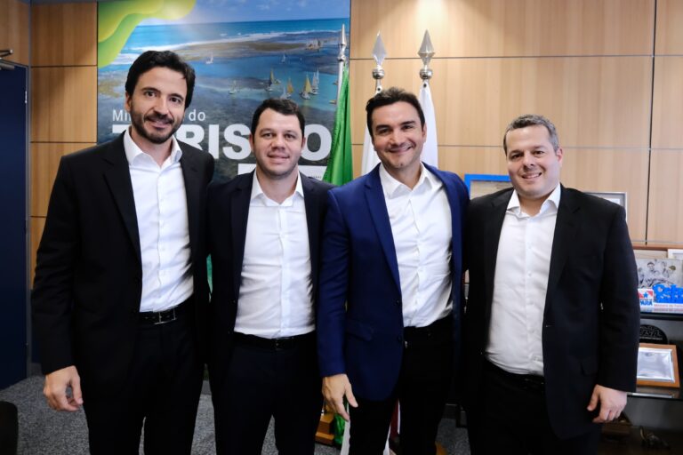 Foto Divulgação_Eduardo Malheiros, CEO do Grupo Wish, Ronaldo Beber, CEO da Gramado Parks, Celso Sabino, Ministro do Turismo, e o empresário Marcos Jorge, da RTSC