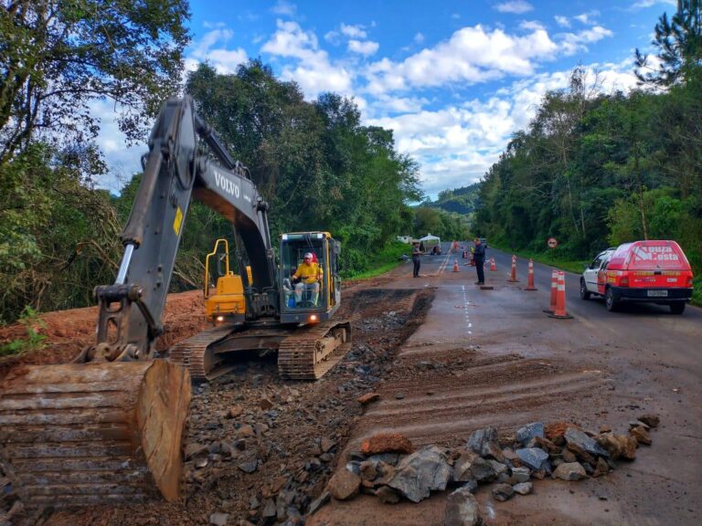 Foto RS 115.trabalhos de conserto da pista que caiu.18.06