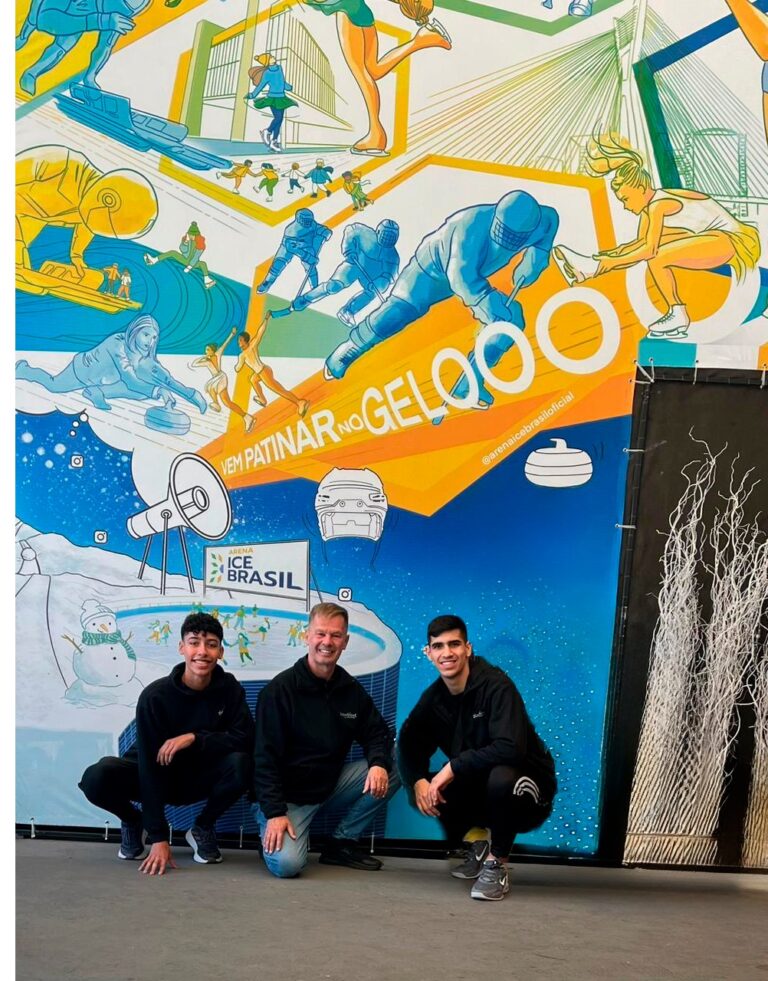 Lucaz Filipe Trindade Candria, o treinador Eduardo Garcia e Arthur dos Santos Alcorte - Foto Divulgação