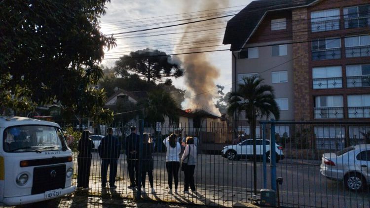 Foto Incêndio atinge casa desabitada no centro de Canela