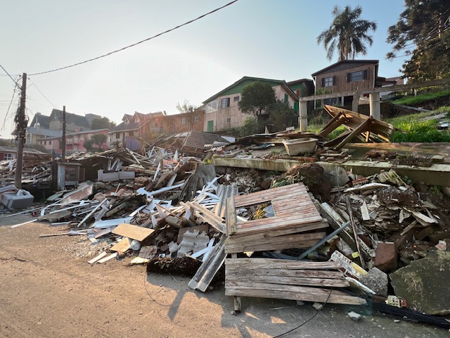 Foto casas colapsadas bairro Piratini