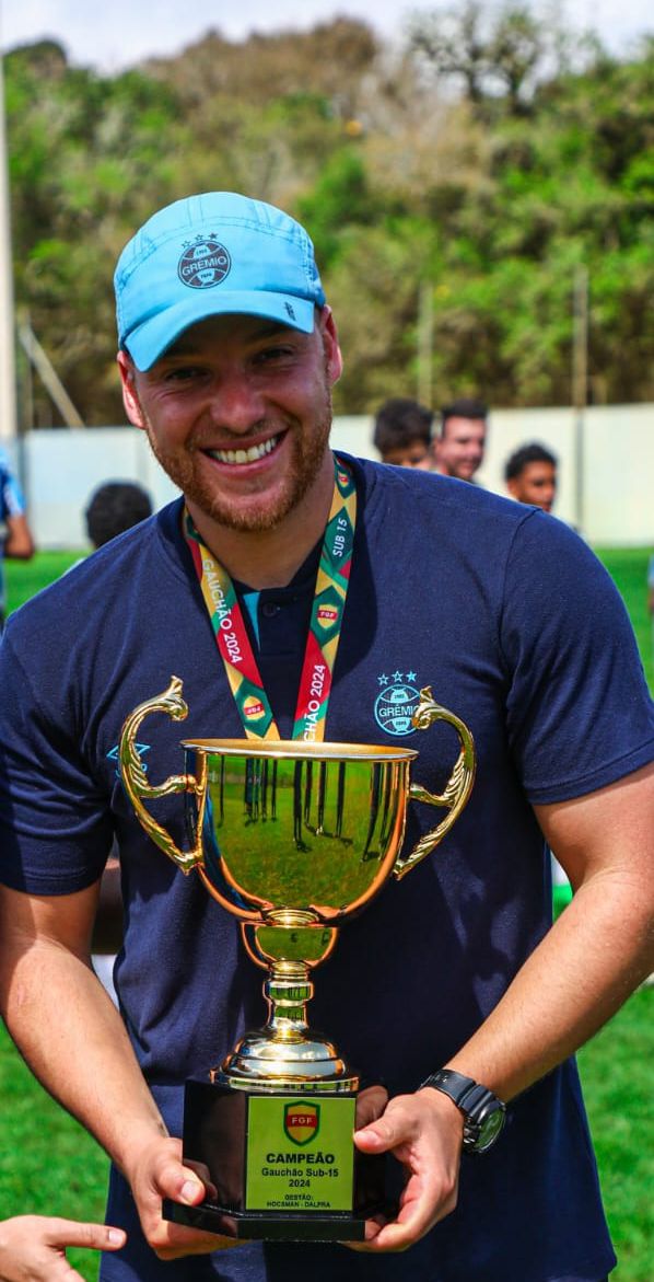 Foto Gustavo Correa com a Taça