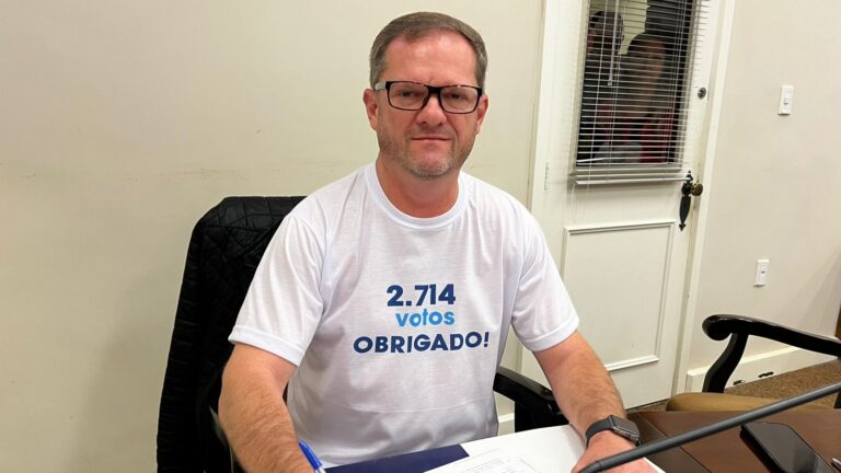 Foto Rafael agradecendo votos