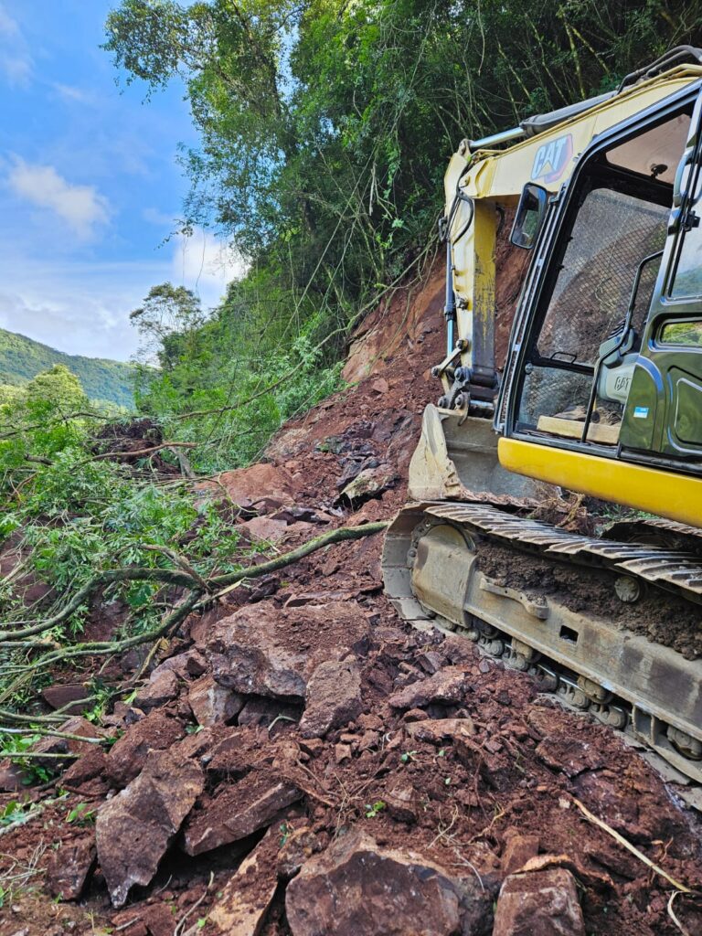 Foto Queda de Barreira Estrada da Ponte do Raposo
