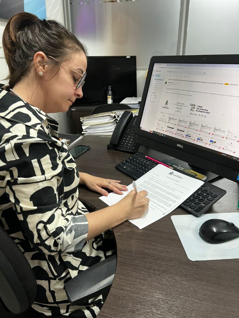 Foto Secretária do Meio Ambiente assinando documentação enviada à AGERGS