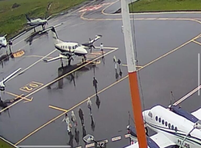 Foto avião familia embarcando