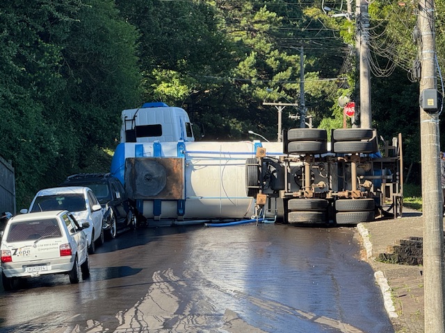 Foto caminhão tombado na Dutra