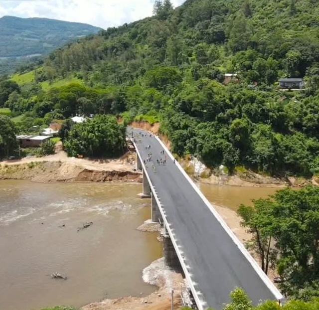 Foto nova ponte do Rio Caí