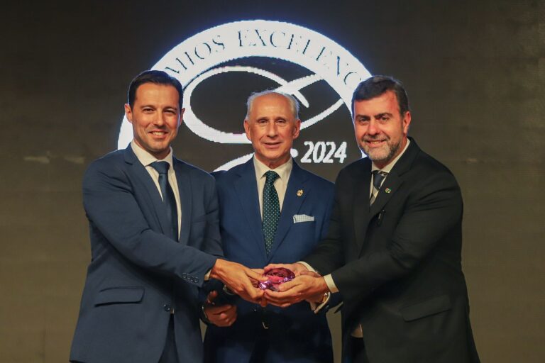 Foto Embratur recebe troféu Silvia Zorzanello