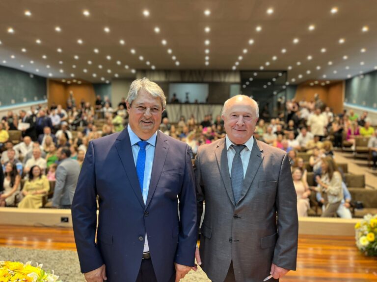 Foto - Nestor e Luia tomam posse