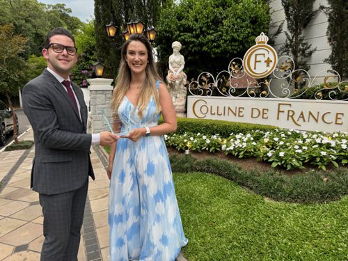 Foto entrega premiação Brilha Gramado.Matheus e Lisa