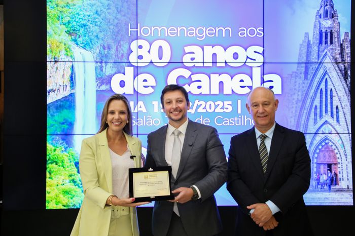 Foto Delegada Nadine, prefeito e deputado Pepe Vargas