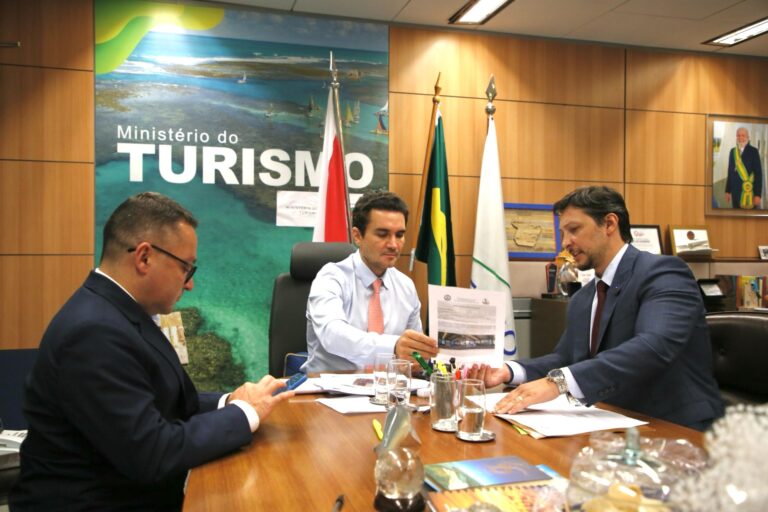 Foto Prefeito Gilberto Cezar apresenta projeto de revitalização do Centro de Feiras ao Ministro do Turismo, Celso Sabino