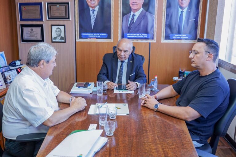 Foto Prefeito Nestor durante reunião no Gabinete do Dep