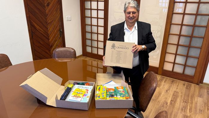 Foto Prefeitura de Gramado entrega material escolar para alunos da rede municipal