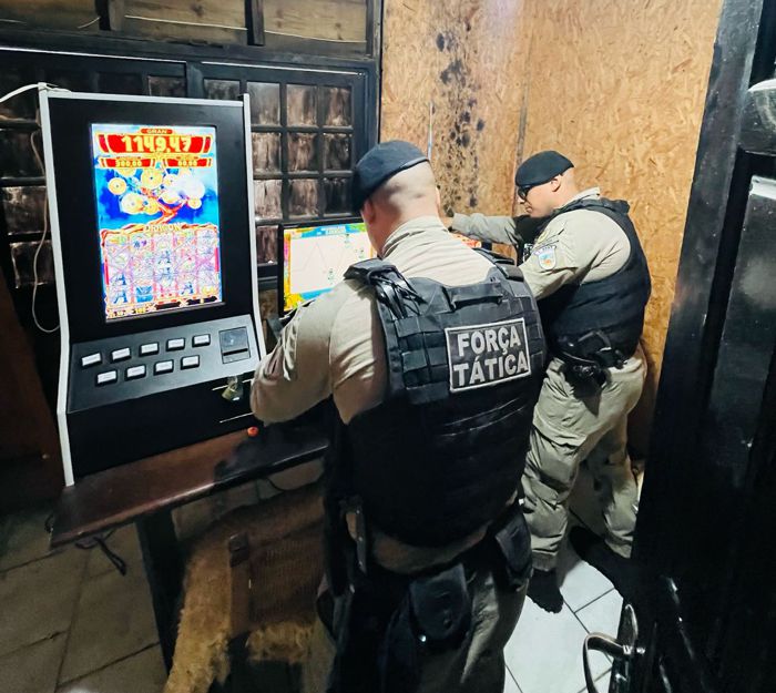 FOTO BRIGADA MILITAR APREENDE QUATRO MÁQUINAS CAÇA-NÍQUEIS EM GRAMADO