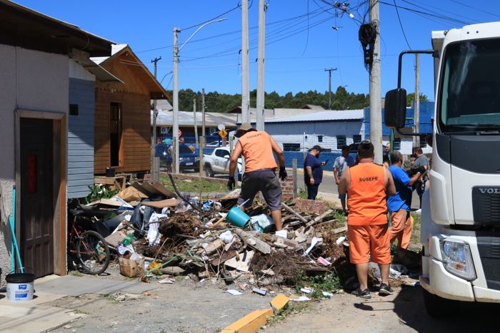 Foto Apenados participam de ação de limpeza no bairro Miná