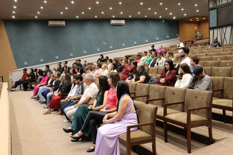 Foto Camara abre teatro