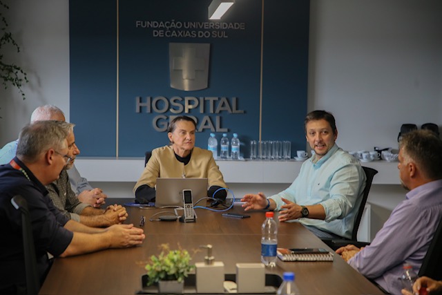 Foto PREFEITO DE CANELA VISITA HOSPITAL GERAL DA UCS