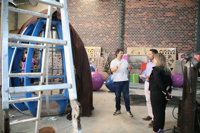 Foto Páscoa em Canela 2025 Prefeito e secretário conferem a preparação da decoração