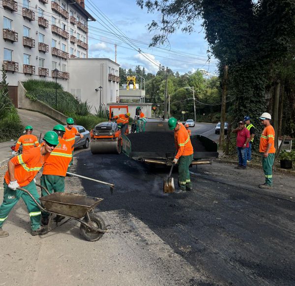 Foto Após cobranças da Prefeitura, Corsan fará novo recapeamento na Rua Emílio Leobet