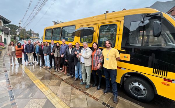 Foto Novo ônibus educação (1) (00000002)