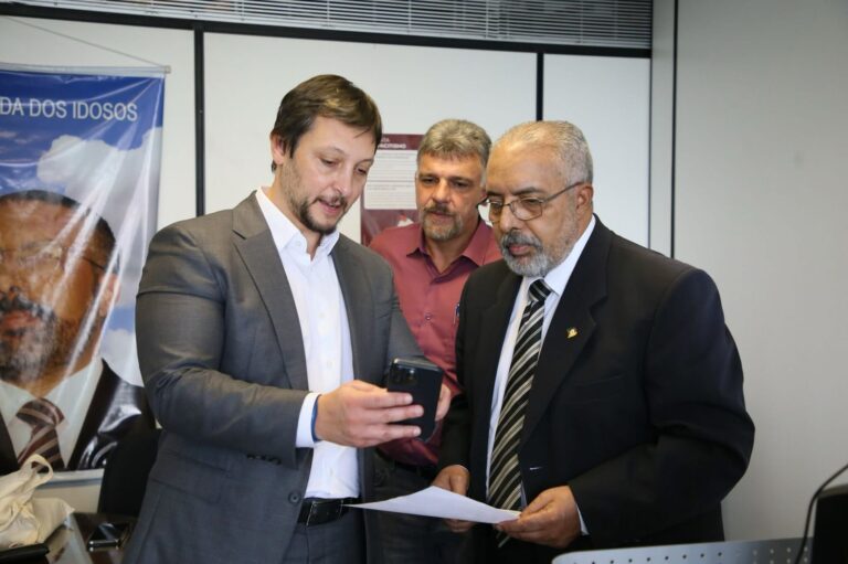 Foto Prefeito e secretário em visita ao senador Paim