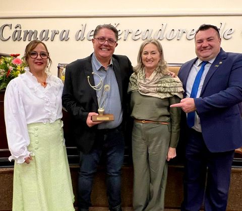 Foto Troféu Destaque na Saúde é entregue ao Dr