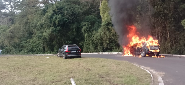 Foto acidente carro queimando