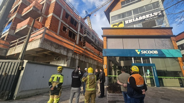 Foto Bombeiros canela grua caida